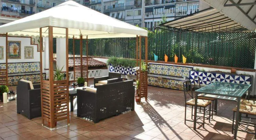 Fabrizzios Terrace - Popular Hostel in the Heart of Barcelona