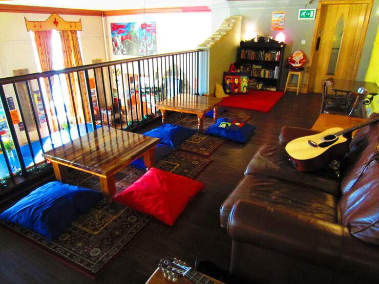 spacoius hostel castel rock living area