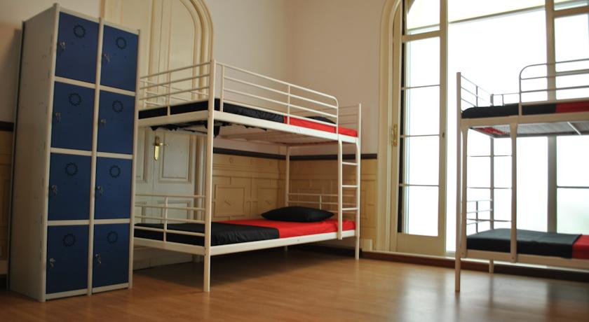 barcelone cheap accommodation hostel dormitory room