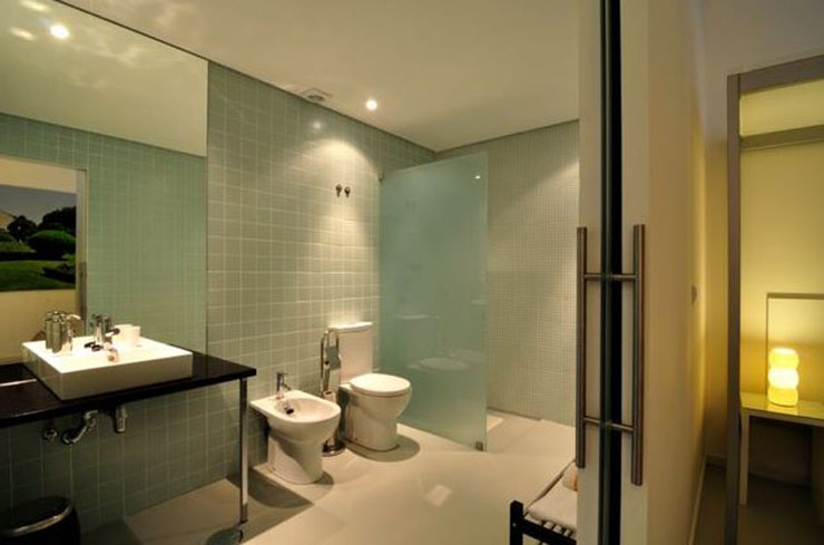 bathroom hostel accommodation porto
