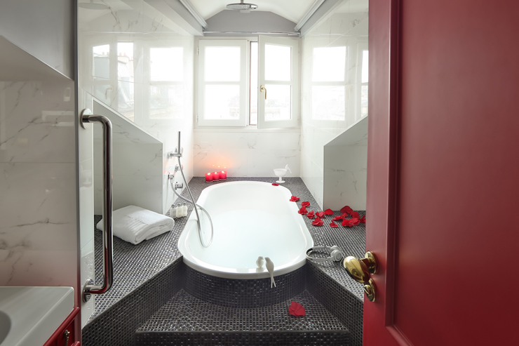 bath and tub luxury design hotel in Paris