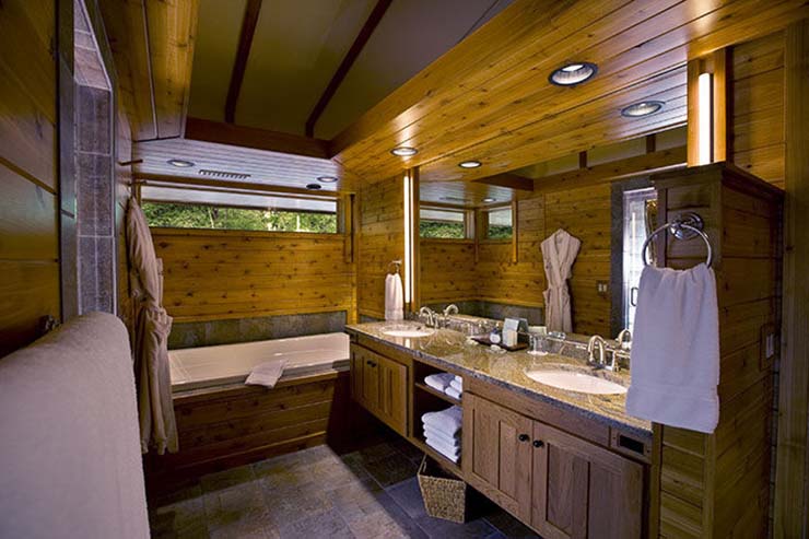 deluxe bathroom with bathtube 
