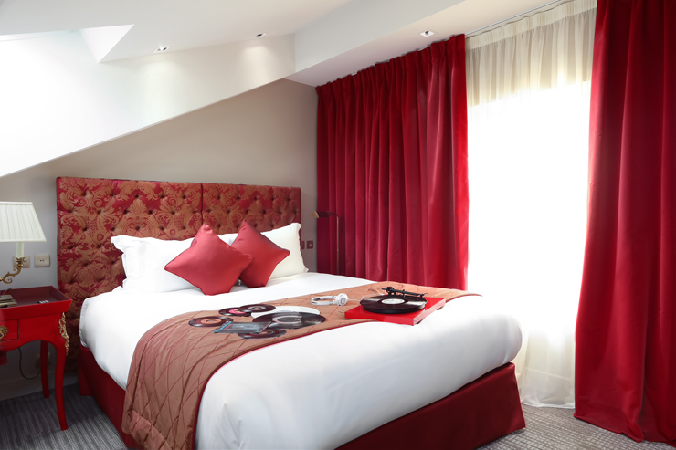 White & red attic luxury hotel suite - Favart