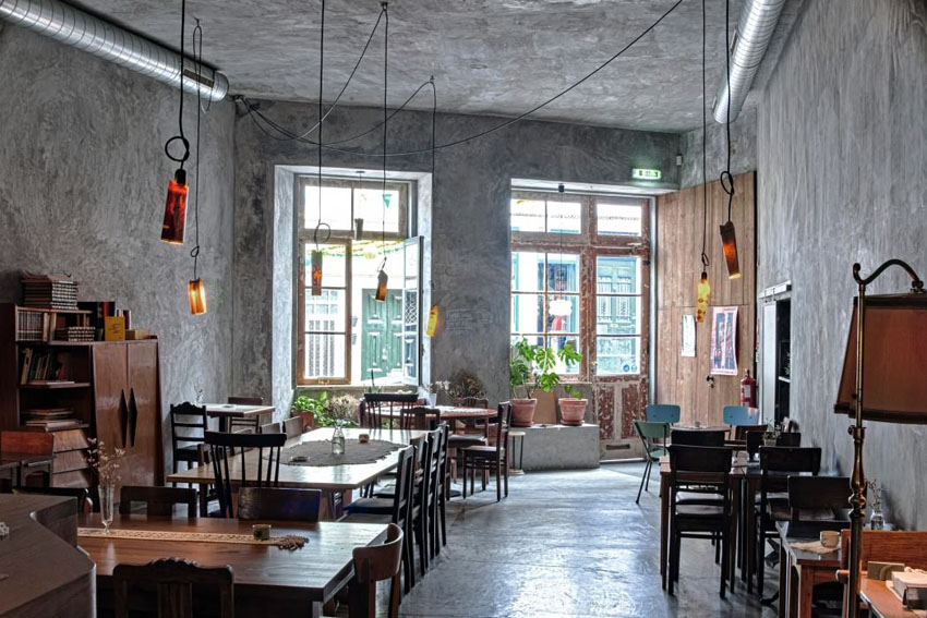 bar café restaurant Porto artistic creative eclectic touristic guesthouse