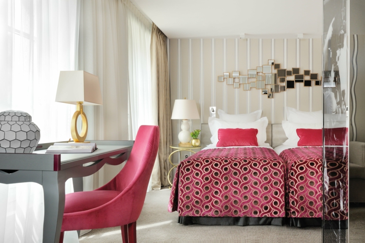 suite in white and pink design hotel paris