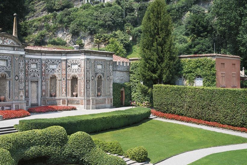Enjoy the calmnes of beautiful gardens and renaissance sculptures