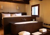 bedroom with bathtub luxury venice hotel