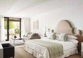 deluxe bedroom for couples in marbella club retreat