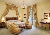 luxury decorated guestroom villa d'este north italy