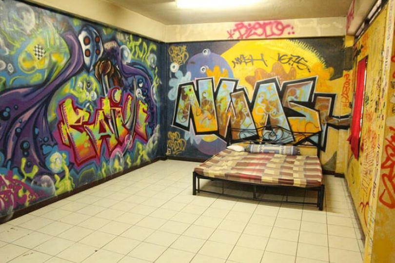 bangkok overstay hostel art double room